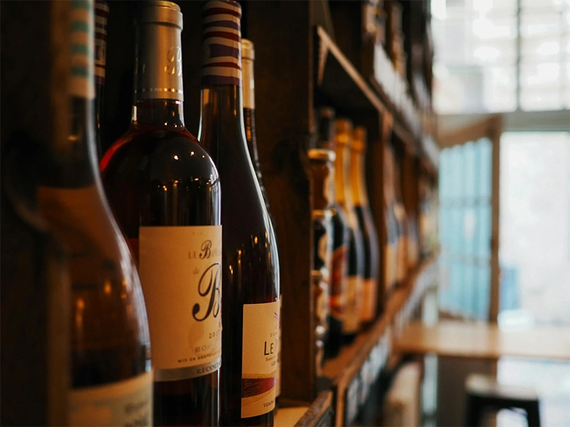 Bouteilles de vin exposées de la cave du restaurant La Table de Trois à Bordeaux