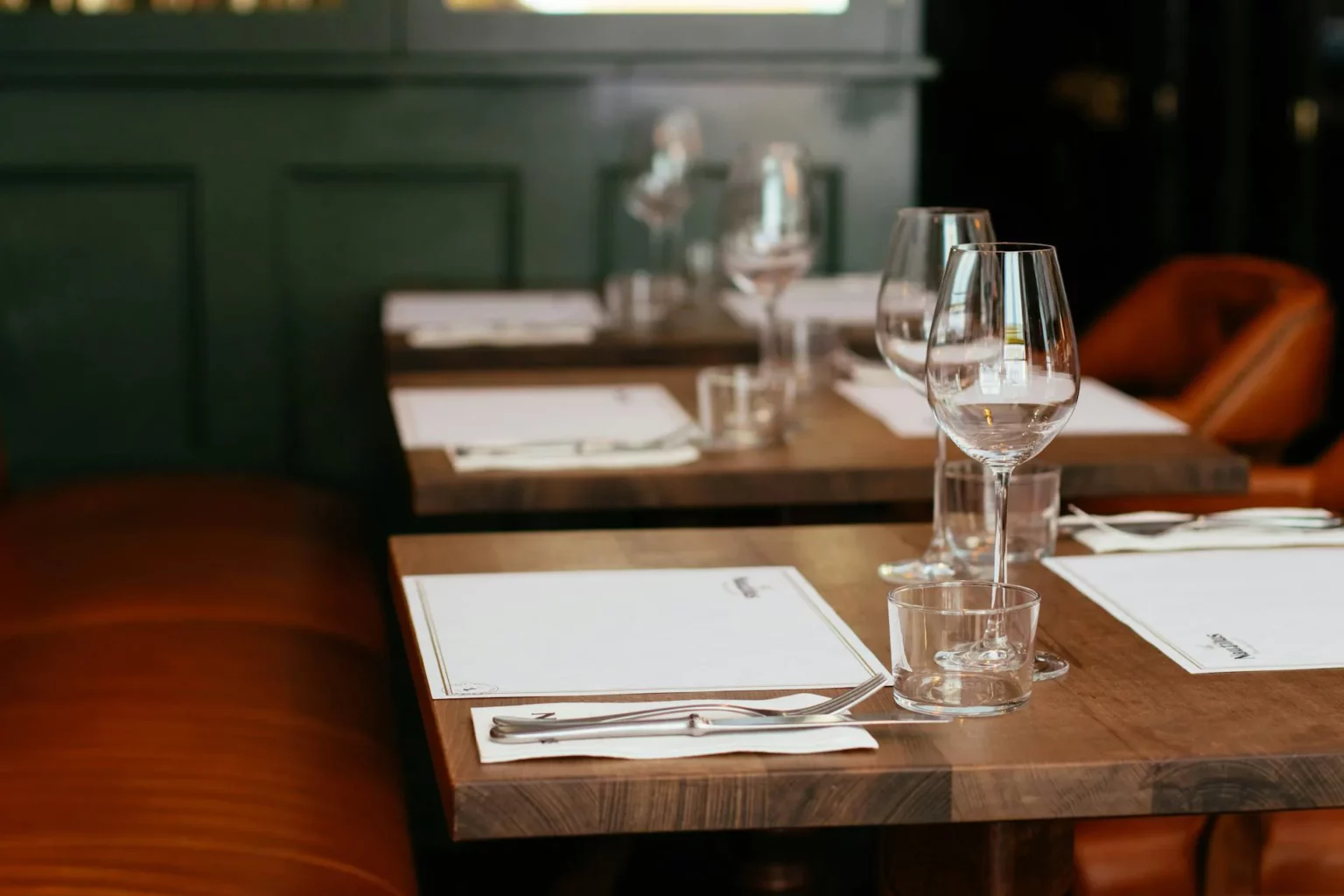 Table dressée avec verres et couverts dans le restaurant La Table de Trois à Bordeaux